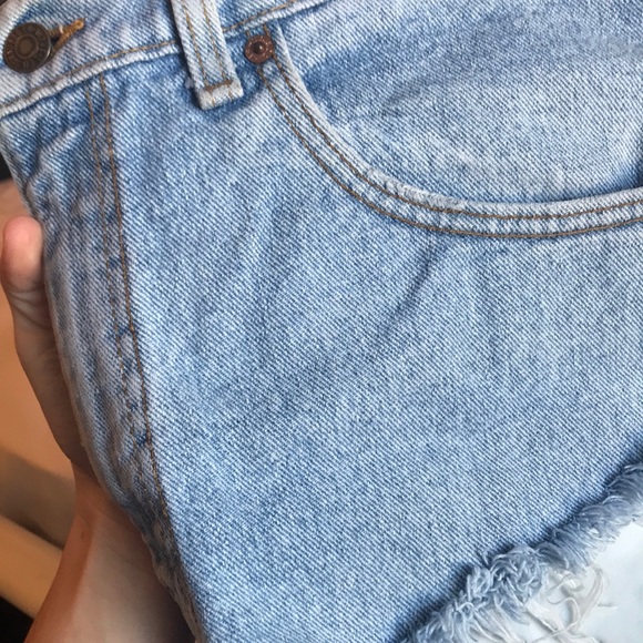 Cut off Levi’s ☀️ - Picture 3 of 3